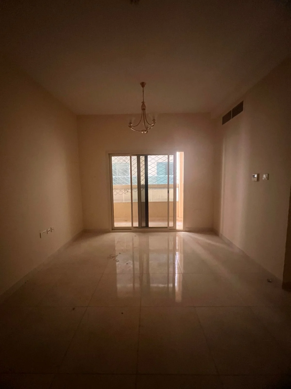 شقة غرفه و صالة في المجاز 3 الشارقة  | تشطيب كامل + مطبخ + 2 حمام