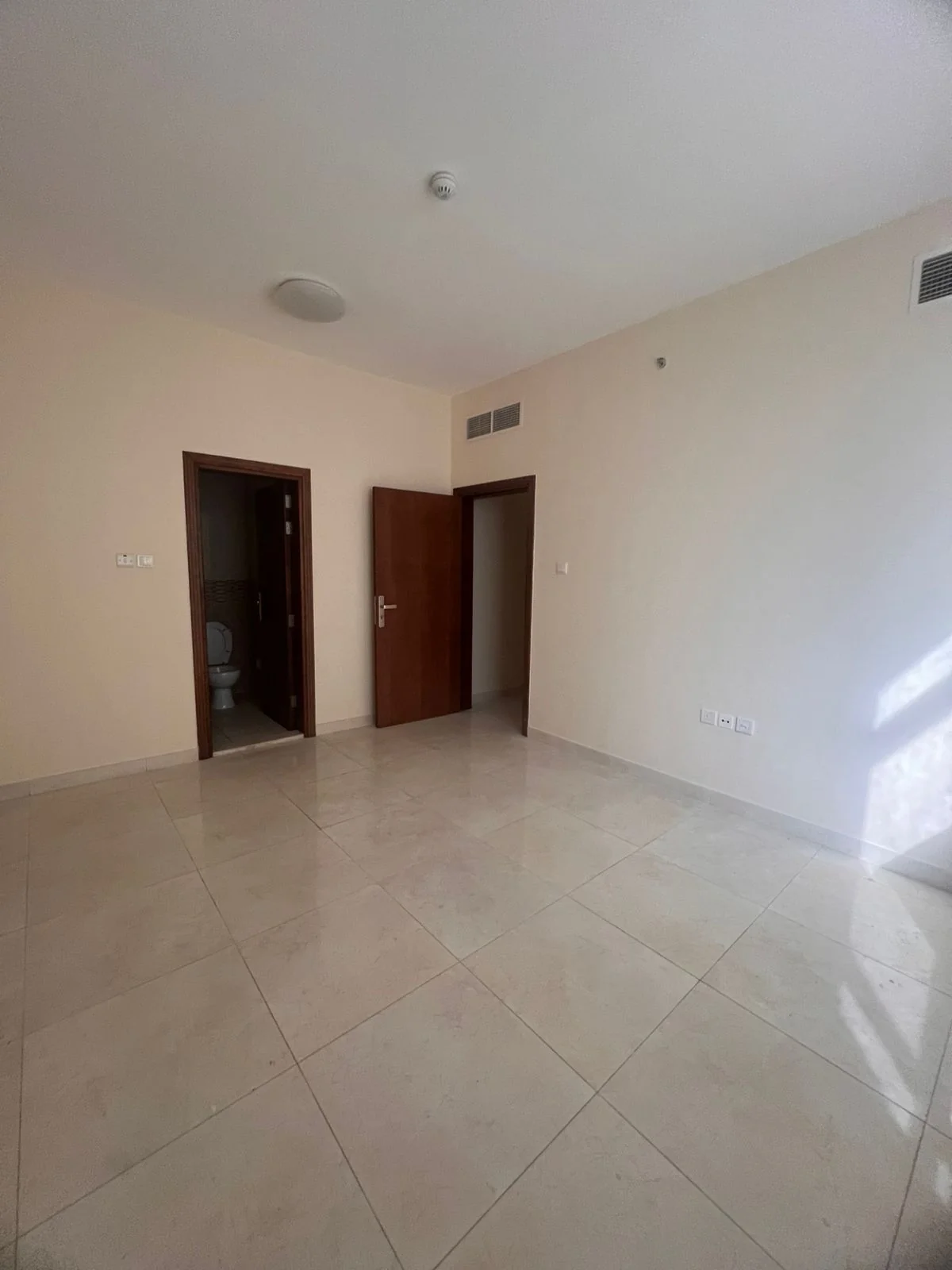 شقة غرفه و صالة في المجاز 3 الشارقة  | تشطيب كامل + مطبخ + 2 حمام